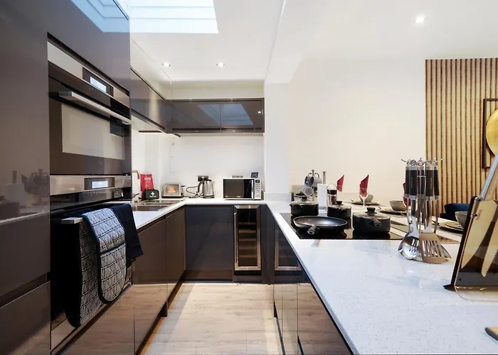 Charming 2 Bed House - Roof Top Terrace & Parking